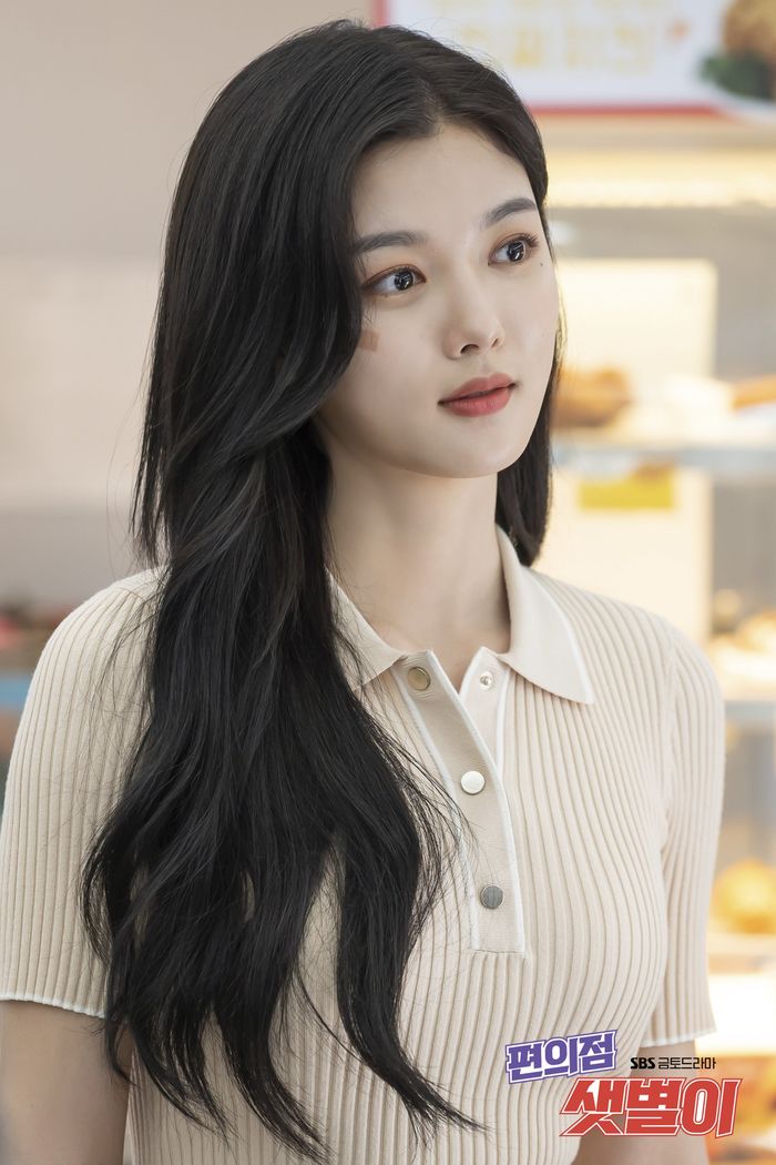 Kim Yoo Jung ngày càng lột xác xinh đẹp, đụng hàng vẫn lấn át Jennie