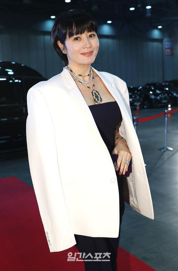 Han So Hee chặt đẹp Suzy với lần đầu đọ sắc trên thảm đỏ