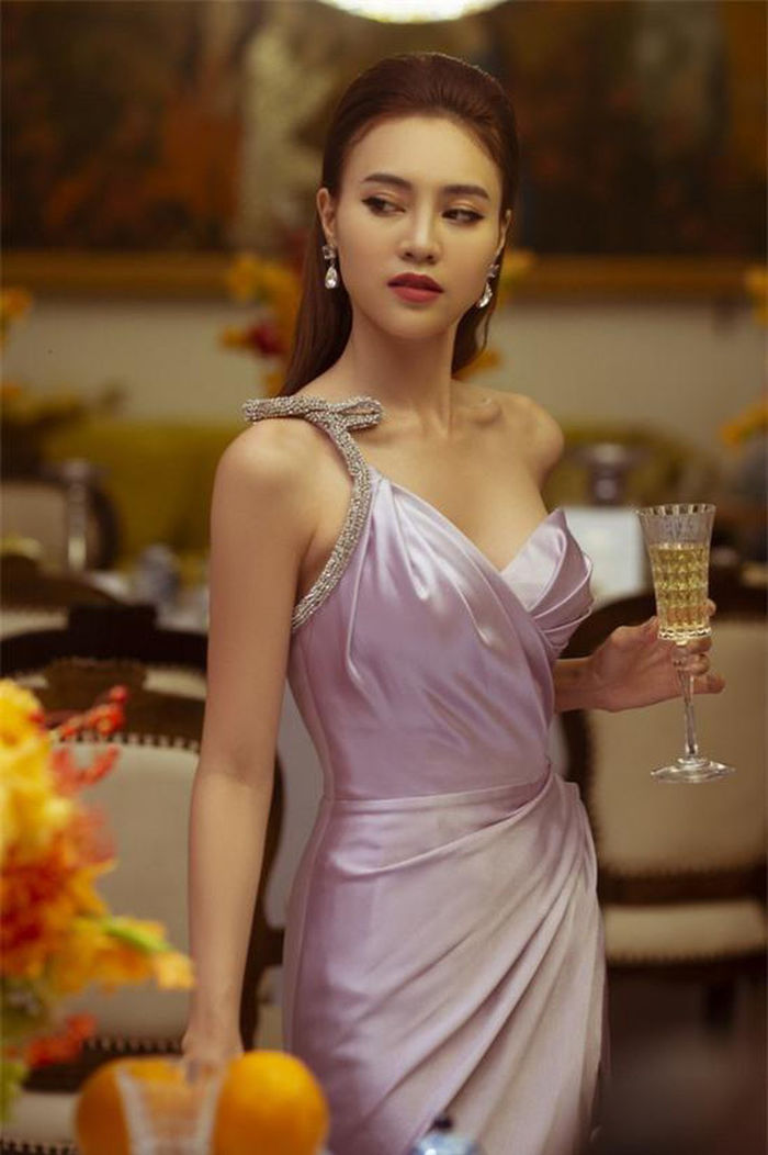 Lan Ngọc lần đầu bị chê sến toàn tập khi diện đồ tím đi sự kiện