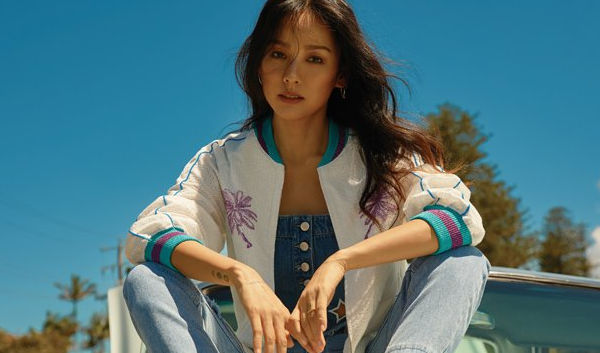 Lầy lội như Lee Hyori: Khoe ảnh make-up lung linh rồi tự bóc mặt mộc