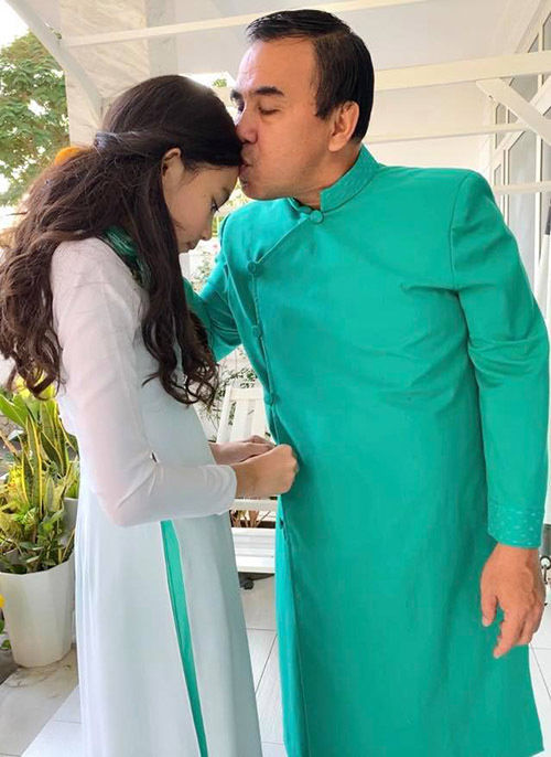 Mặc váy quay TikTok, Quyền Linh đích thị ông bố chiều con nhất showbiz