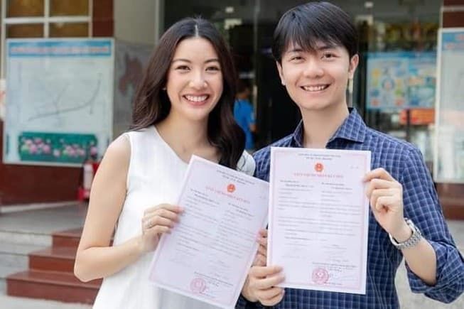 Mẹ chồng Á hậu Thúy Vân buột miệng tiết lộ năm nay lên chức