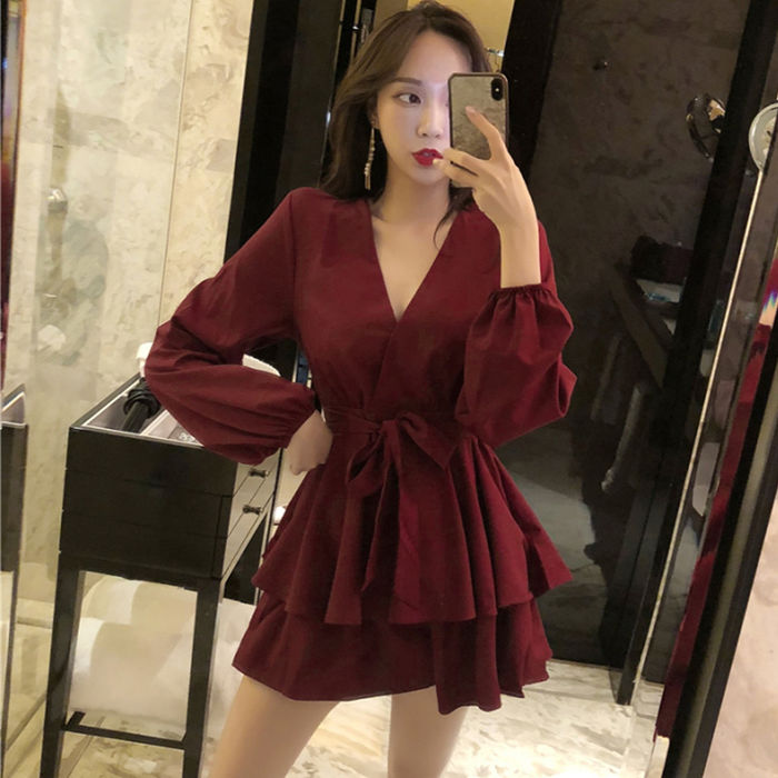 Mẹo mặc đồ cho những nàng có vòng ba quá cỡ: Chọn váy xẻ cổ, váy quấn