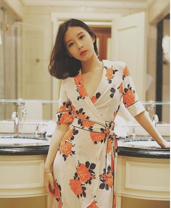 Mẹo mặc đồ cho những nàng có vòng ba quá cỡ: Chọn váy xẻ cổ, váy quấn