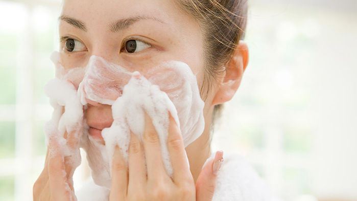 Mẹo rửa mặt làm sạch da: Massage vòng tròn, sử dụng toner và nước ấm