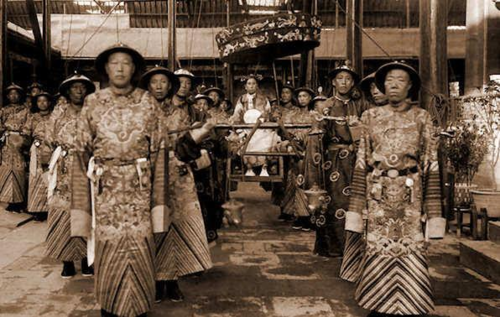 Thu nhập của thái giám Trung Hoa: Đọc thánh chỉ bỏ túi trăm triệu đồng
