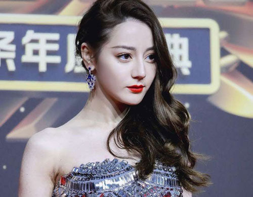 Nắm trong tay 653 tỷ, Địch Lệ Nhiệt Ba 9 năm vẫn không có nhà riêng
