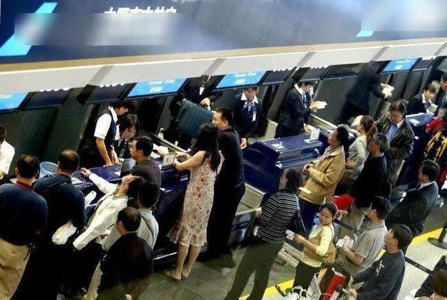 Ngồi dự đoán chuyến bay bị hủy, người phụ nữ lừa được cả chục tỷ đồng