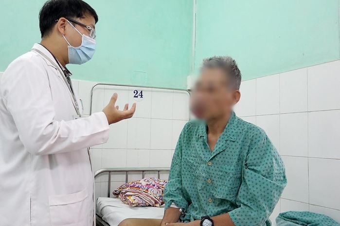 Người đàn ông nhập viện cấp cứu vì ngứa tay nặn mụn ở khóe miệng