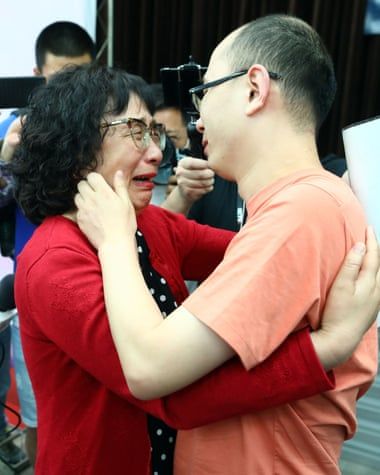 Người mẹ đoàn tụ với con trai sau 32 năm kiếm tìm trong nước mắt