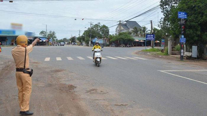 Nguy cơ tiền mất, giấy phạt mang về nếu mua bảo hiểm xe máy ven đường