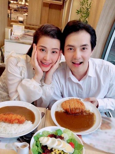 Đông Nhi bụng bầu vẫn xinh đẹp, có chồng đồng hành