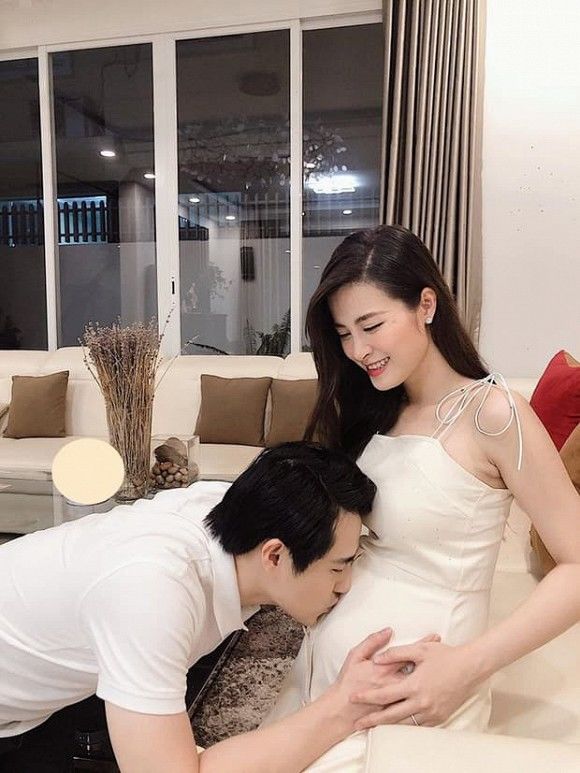 Đông Nhi bụng bầu vẫn xinh đẹp, có chồng đồng hành