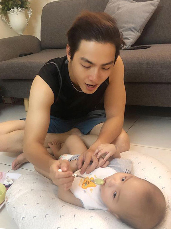 Những ông bố bỉm sữa nổi tiếng chăm con khéo hơn vợ của Vbiz