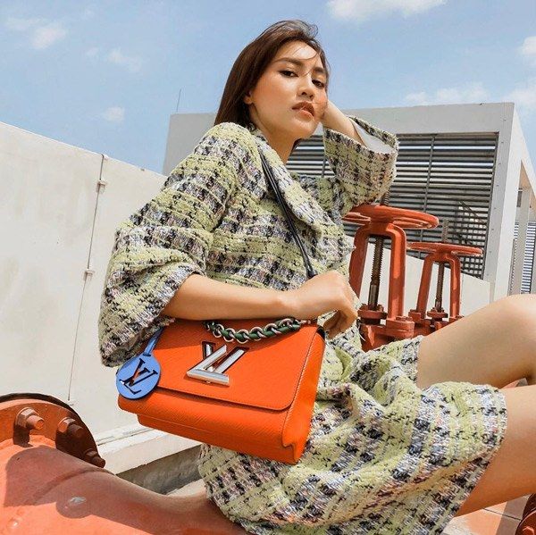 Lan Ngọc bắt trend quấn khăn làm áo: Giá khăn sương sương 8 triệu