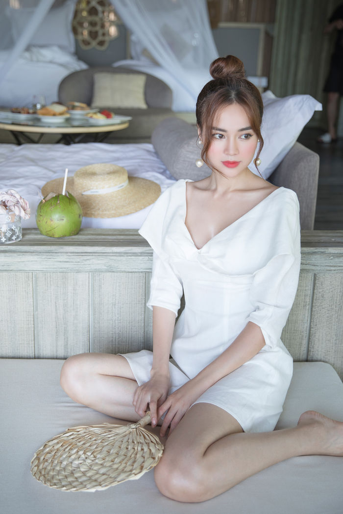 Lan Ngọc bắt trend quấn khăn làm áo: Giá khăn sương sương 8 triệu