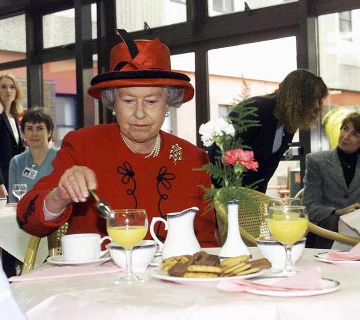 Bí quyết giúp nữ hoàng Elizabeth II 94 tuổi vẫn trẻ khoẻ