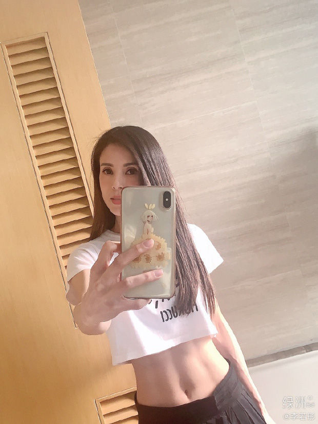 Tiểu Long Nữ Lý Nhược Đồng lại gây choáng với body cơ bắp cuồn cuộn