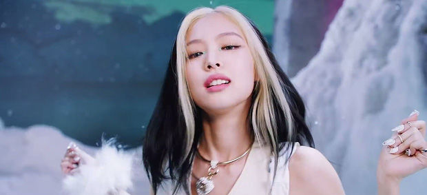 Jennie gây sốt khi lần đầu để tóc ngắn trong MV