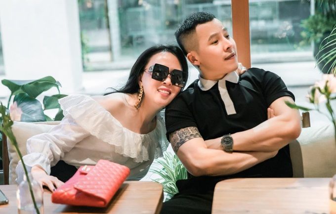 Phượng Chanel chăm mặc hở vai, xứng danh bờ vai đẹp nhất Việt Nam