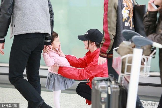 Sao Cbiz làm mẹ: AngelaBaby đầy trách nhiệm, Dương Mịch bỏ bê con