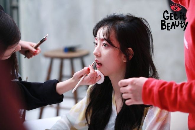 Bí mật make-up của sao Hàn: Đánh phấn hạ tông da, dùng rượu trị mụn