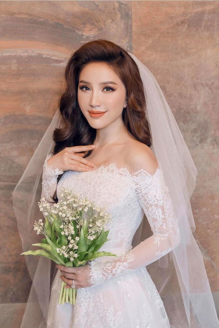 Sao Việt đọ váy cô dâu: Á hậu Thúy Vân ngọt ngào, Hà Hồ như công chúa