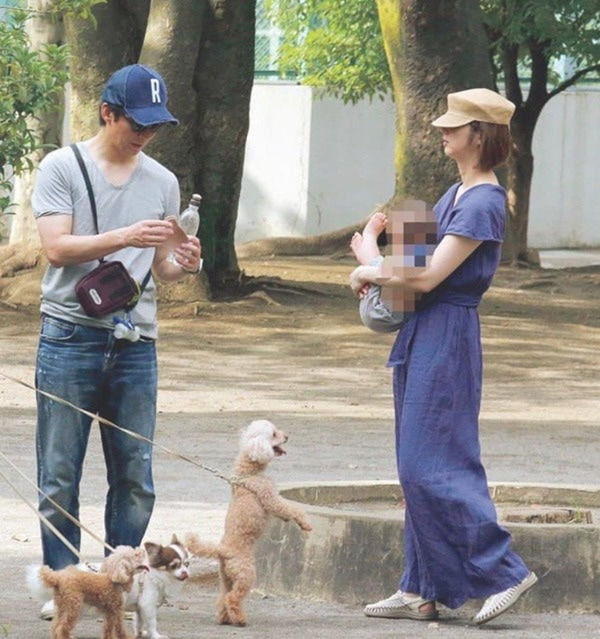 Sau bê bối ngoại tình, chồng Đệ nhất mỹ nhân Nhật Bản nói lời yêu vợ