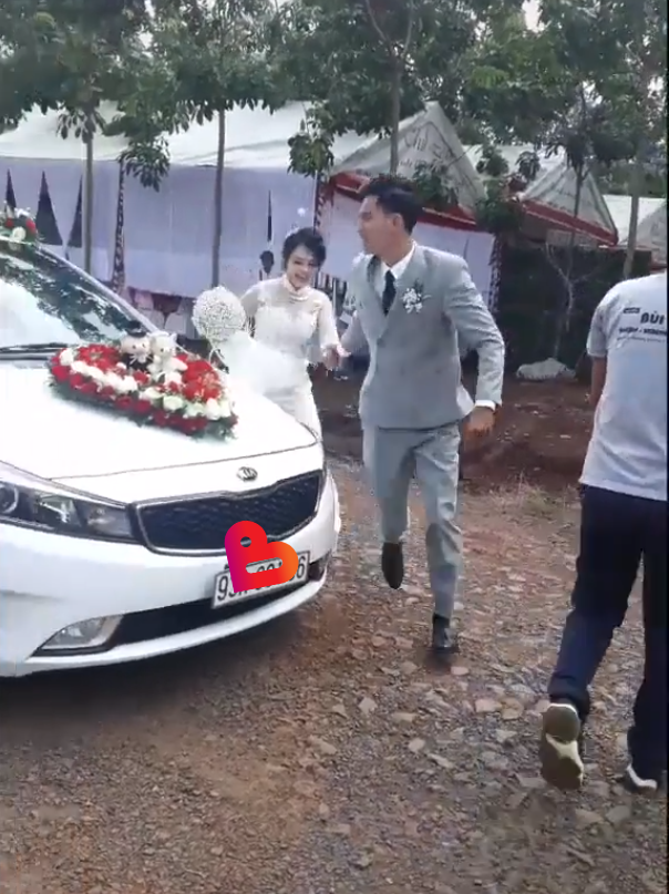 Vụ chú rể bế cô dâu mang bầu, nhất định không để mẹ con nó thiệt