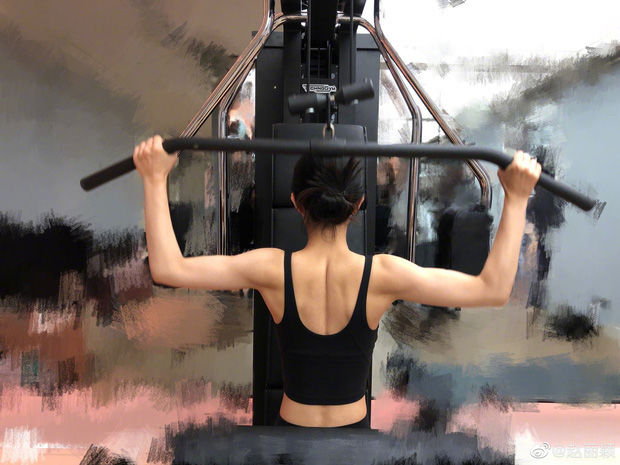 Sinh con hơn 1 năm, Triệu Lệ Dĩnh về dáng chuẩn nhờ: Gym, cà phê đen