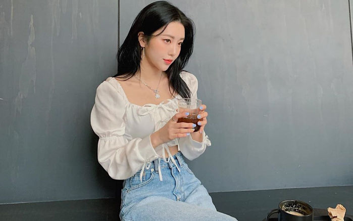 Tất tần tật chiêu mix đồ với quần jeans xanh: Diện cả với áo bó sát