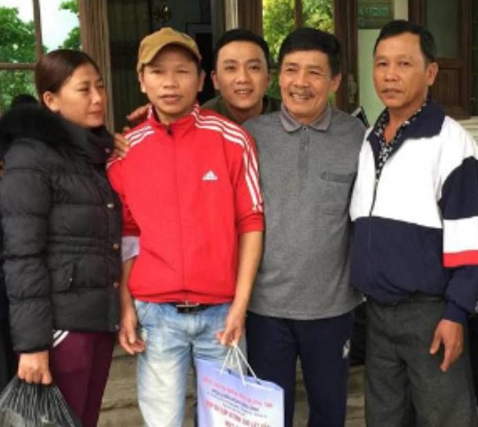 Thấy cậu bé lang thang ven đường, đôi vợ chồng nhận làm con nuôi
