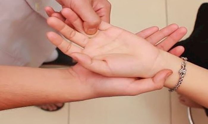 Theo Đông y, sức khỏe tốt lên bất ngờ khi ấn huyệt tam nhãn mỗi ngày