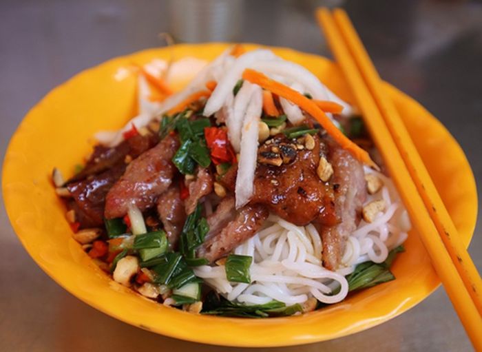 Top 5 quán bún thịt nướng hơn chục năm tuổi đời nức tiếng tại Sài Gòn