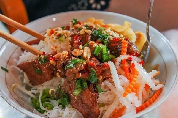 Top 5 quán bún thịt nướng hơn chục năm tuổi đời nức tiếng tại Sài Gòn