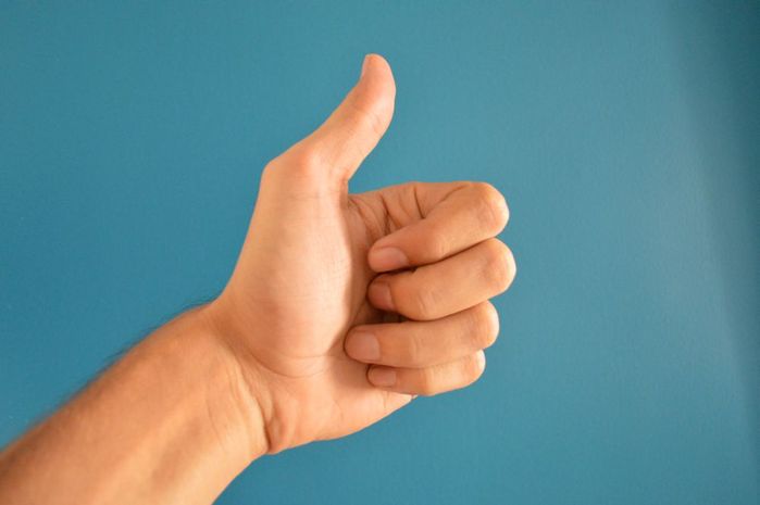 Trắc nghiệm: Cách giơ ngón tay biết ngay bạn hờ hững hay yêu hết mình