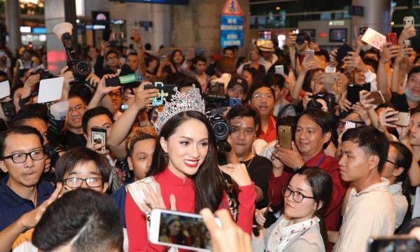 Trang phục ngày trở về của các Hoa hậu: H'Hen Niê khiến CĐM vỡ òa