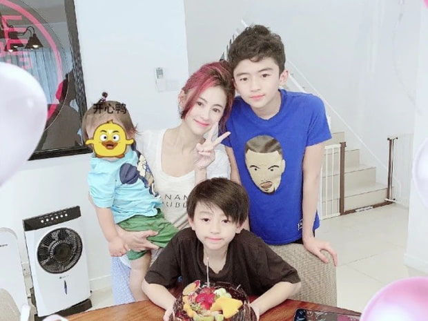 Trương Bá Chi vướng nghi vấn mang thai lần thứ 4 khi lộ bụng lùm lùm