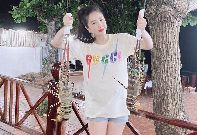 Vẫn là áo thun trắng nhưng Bảo Thy sở hữu BTS trị giá nghìn đô