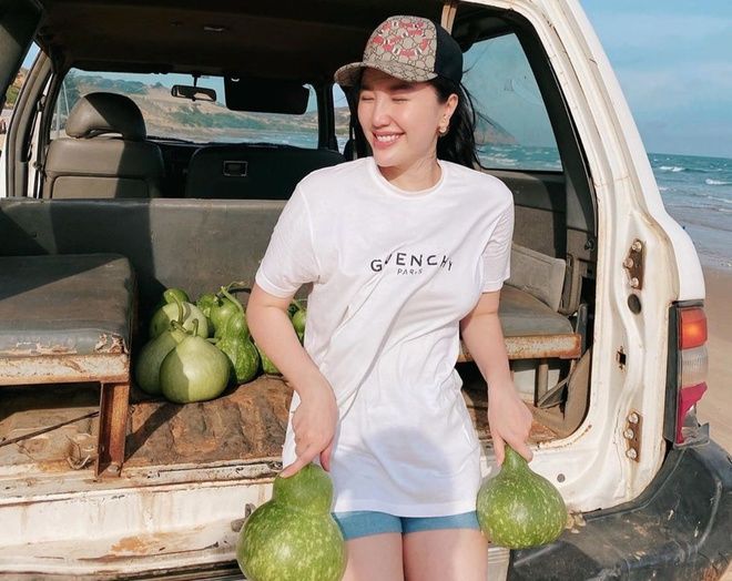 Vẫn là áo thun trắng nhưng Bảo Thy sở hữu BTS trị giá nghìn đô