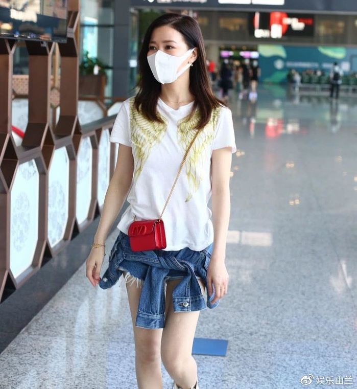 Xa Thi Mạn, Angela Baby đọ sắc ở sân bay: Độ trẻ trung ngang ngửa