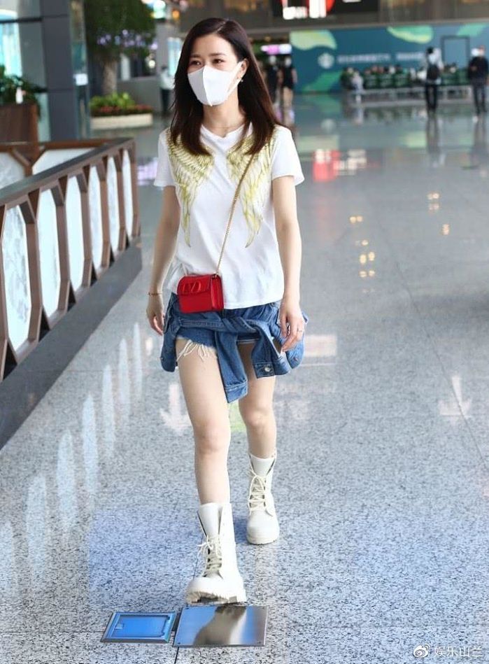 Xa Thi Mạn, Angela Baby đọ sắc ở sân bay: Độ trẻ trung ngang ngửa