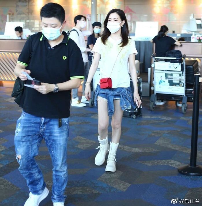 Xa Thi Mạn, Angela Baby đọ sắc ở sân bay: Độ trẻ trung ngang ngửa
