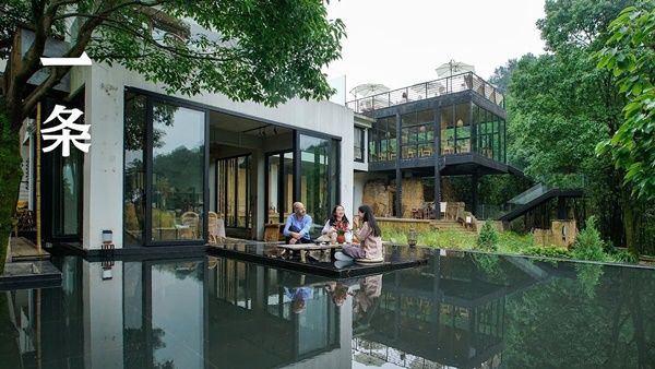 Rời phố thị ồn ã, cô gái xây dinh thự 16 tỷ trên núi cùng bố mẹ ở ẩn