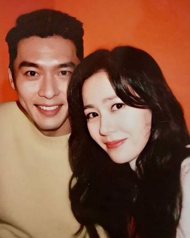 Chối chuyện hẹn hò nhưng Hyun Bin luôn nhìn Son Ye Jin đầy âu yếm