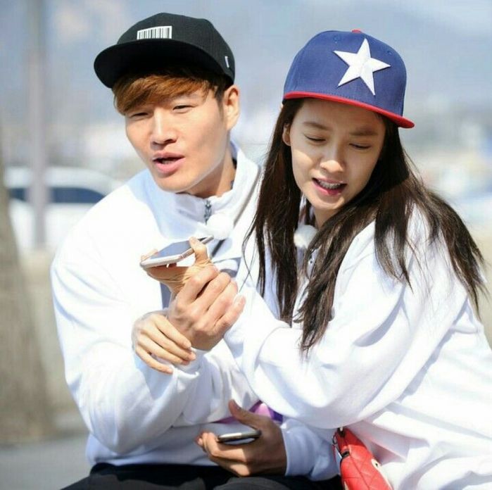 Kim Jong Kook gây bão với khoảnh khắc gọi Song Jihyo là 'vợ yêu'