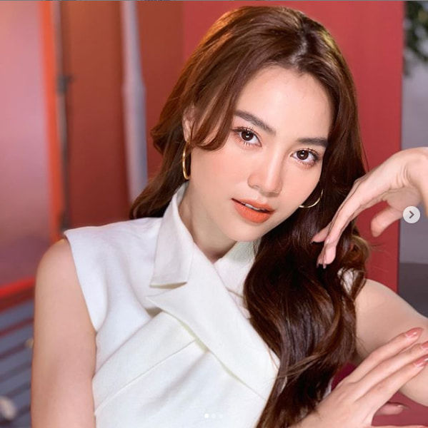 Thủy Tiên khoe eo con kiến, Võ Hoàng Yến hội ngộ mẹ bầu Hà Hồ