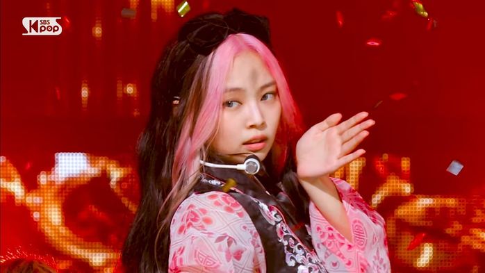 Chơi lớn như Jennie: Để hẳn cả mặt mộc lên sân khấu biểu diễn