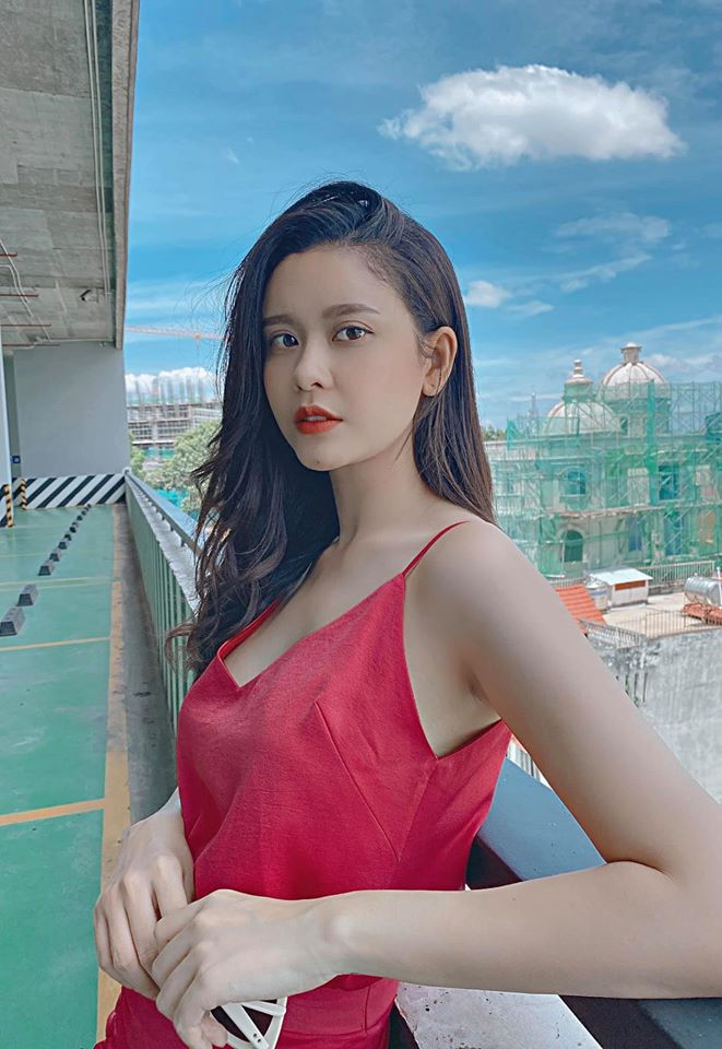 Hoàng Thùy Linh - Gil Lê hội ngộ Đông Nhi, Chi Pu gợi cảm trên biển