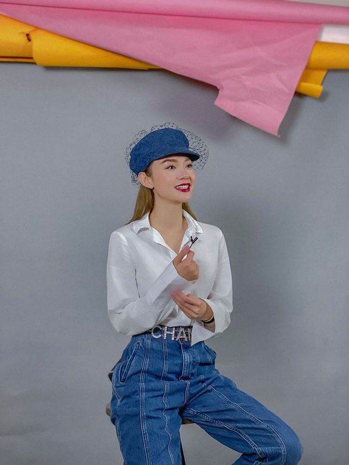 Hoàng Thùy Linh - Gil Lê hội ngộ Đông Nhi, Chi Pu gợi cảm trên biển
